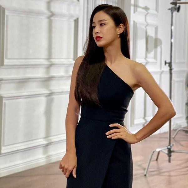 Kim Tae Hee vẫn giữ được vóc dáng gọn gàng dù đã sinh 2 con. Ảnh: Instagram.