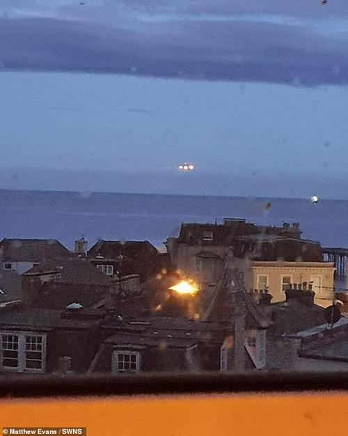 Anh Mathew nhìn thấy UFO khi đứng ở cửa sổ bếp nhà mình, ở trên tầng cao. Ảnh: Matthew Evans/ SWNS.