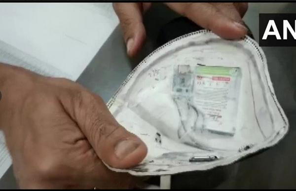 Hiện thí sinh đeo chiếc khẩu trang này đã bỏ trốn. Ảnh: ANI. Hiện thí sinh đeo chiếc khẩu trang này đã bỏ trốn. Ảnh: ANI.