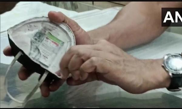 Một thí sinh ở Ấn Độ đã đeo chiếc khẩu trang không khác gì một thiết bị điện tử khi đi thi. Ảnh: ANI. Một thí sinh ở Ấn Độ đã đeo chiếc khẩu trang không khác gì một thiết bị điện tử khi đi thi. Ảnh: ANI.