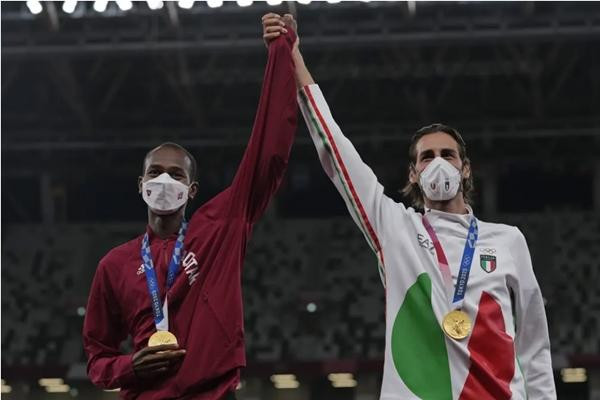 2 VĐV cùng nhận HCV. Ảnh: Francisco Seco/ AP. 2 VĐV cùng nhận HCV. Ảnh: Francisco Seco/ AP.