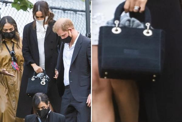 Meghan cầm chiếc túi được đặt làm riêng, mang tước hiệu Hoàng gia của cô. Ảnh: Gotham/ Getty. Meghan cầm chiếc túi được đặt làm riêng, mang tước hiệu Hoàng gia của cô. Ảnh: Gotham/ Getty.