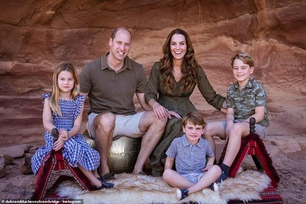 Ảnh sẽ được dùng trong thiệp Giáng sinh 2021 của nhà William - Kate. Ảnh: Duke and Duchess of Cambridge.