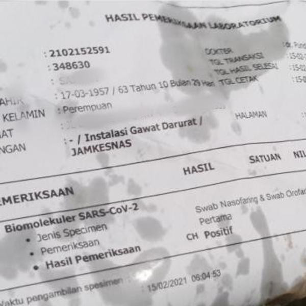 Một quán vỉa hè dùng tờ kết quả xét nghiệm COVID-19 dương tính để bọc bánh rán. Ảnh: @Infodepok**. Một quán vỉa hè dùng tờ kết quả xét nghiệm COVID-19 dương tính để bọc bánh rán. Ảnh: @Infodepok**.