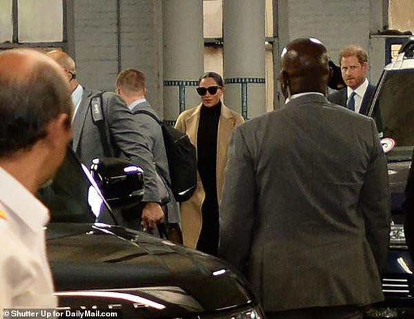 Đội ngũ đi theo họ rất đông. Ảnh: Shutter Up/ Daily Mail.