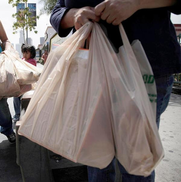 Cứ đi siêu thị xong, ngại xách đồ đi bộ về nhà là Wang gọi xe cấp cứu. Ảnh minh họa: Jae C. Hong/ AP.