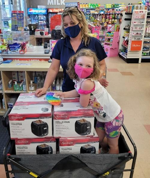 Cô Betty và con gái cố bán bớt máy nướng bánh mỳ. Ảnh: Betty Swaffer.