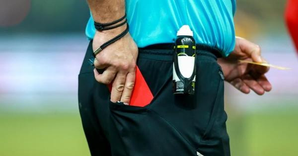 Trọng tài rút thẻ đỏ, nhưng cầu thủ không chịu rời sân. Ảnh minh họa: The 18. Trọng tài rút thẻ đỏ, nhưng cầu thủ không chịu rời sân. Ảnh minh họa: The 18.