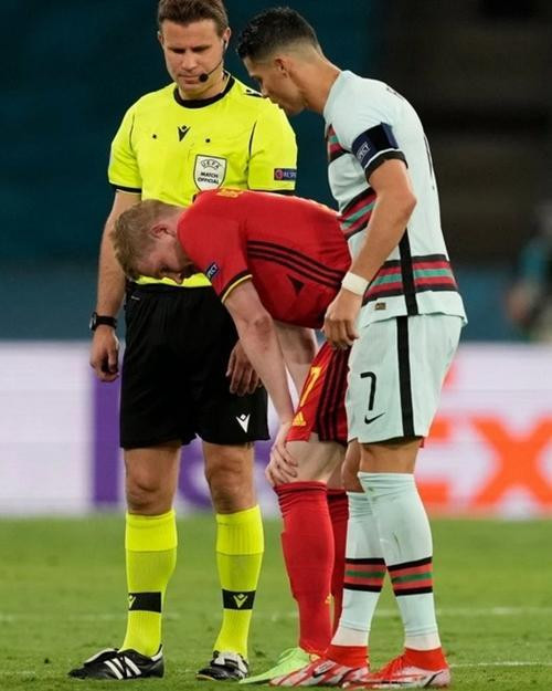 Ronaldo an ủi De Bruyne, người đang bị đau. Ảnh: The Sun. Ronaldo an ủi De Bruyne, người đang bị đau. Ảnh: The Sun.