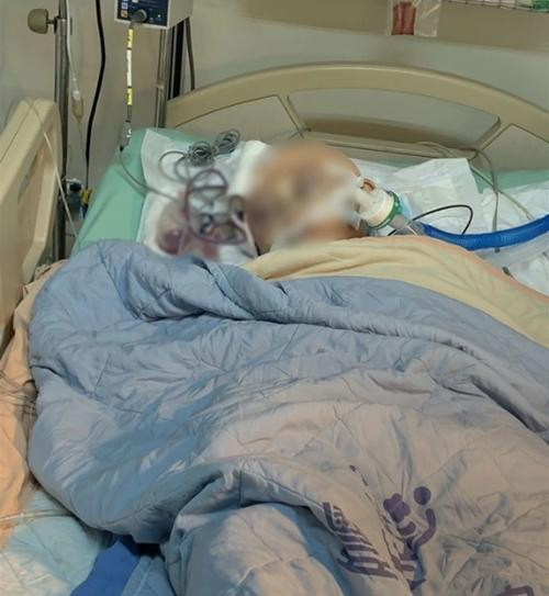 Sau khi tập, Ren phải phẫu thuật và điều trị rất lâu, giờ không thể đi lại được bình thường. Ảnh: AsiaWire. Sau khi tập, Ren phải phẫu thuật và điều trị rất lâu, giờ không thể đi lại được bình thường. Ảnh: AsiaWire.