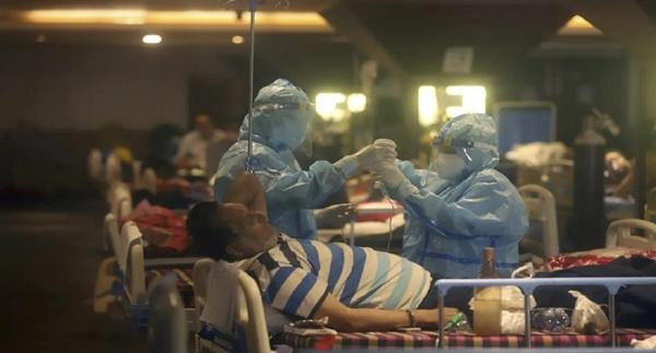 Nhân viên y tế đang chăm sóc bệnh nhân ở một bệnh viện dựng tạm tại New Delhi. Ảnh: AP.