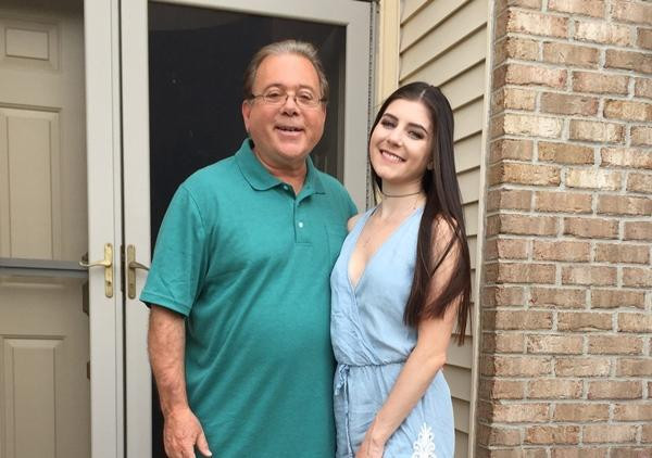 Saige và bố. Ảnh: Saige Kratenstein.