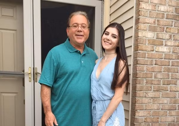 Saige và bố. Ảnh: Saige Kratenstein.