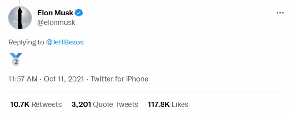 Elon đăng tweet chọc tức Jeff Bezos sau khi bản thân trở thành người giàu nhất thế giới, đẩy Jeff xuống vị trí thứ hai. (Ảnh chụp màn hình Twitter).