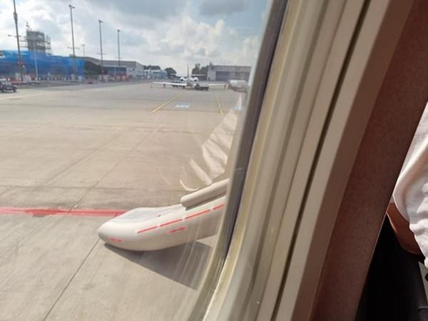 Không thu được cái cầu trượt lại nên các cầu thủ đành rời máy bay. Ảnh: Mail Online. Không thu được cái cầu trượt lại nên các cầu thủ đành rời máy bay. Ảnh: Mail Online.