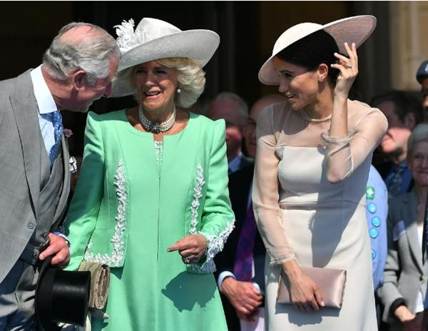 Meghan trò chuyện với vợ chồng Thái tử Charles - Camilla hồi cô ở Hoàng gia Anh. Ảnh: DOMINIC LIPINSKI/ Getty. Meghan trò chuyện với vợ chồng Thái tử Charles - Camilla hồi cô ở Hoàng gia Anh. Ảnh: DOMINIC LIPINSKI/ Getty.