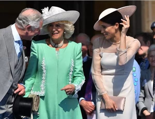 Meghan trò chuyện với vợ chồng Thái tử Charles - Camilla hồi cô ở Hoàng gia Anh. Ảnh: DOMINIC LIPINSKI/ Getty.