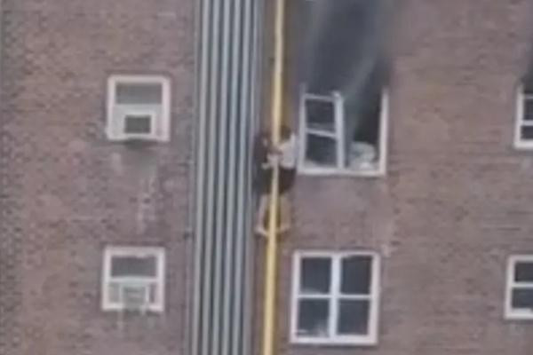 Cả hai đã ra được khỏi căn hộ bị cháy. Ảnh: Twitter. Cả hai đã ra được khỏi căn hộ bị cháy. Ảnh: Twitter.