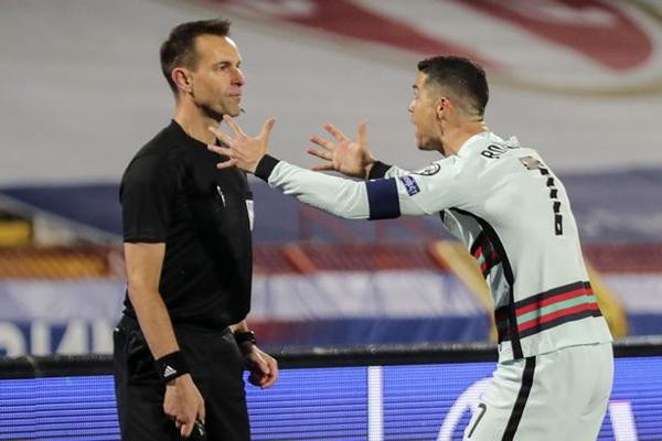 Ronaldo tức giận khi bàn thắng hợp lệ không được công nhận. Ảnh: MIGUEL A LOPES/ EPA-EFE/ REX/ Shutterstock.