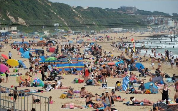 Một bãi biển ở Anh đông nghẹt vào cuối tuần vừa rồi. Ảnh: w8media.