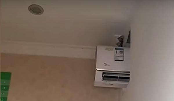 Cô con gái cho rằng phòng mình được có 1/3 cái điều hòa. Ảnh: SCMP.