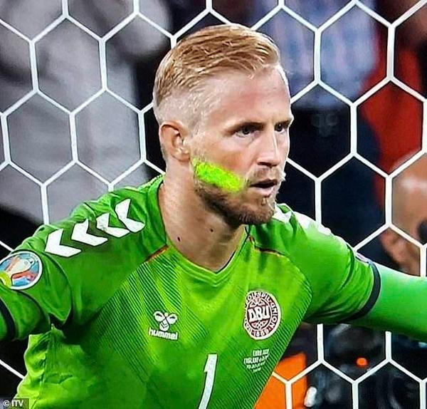Hành động chiếu đèn vào mặt thủ môn Schmeichel bị lên án mạnh mẽ và bị gọi là "chơi bẩn". Ảnh: ITV. Hành động chiếu đèn vào mặt thủ môn Schmeichel bị lên án mạnh mẽ và bị gọi là "chơi bẩn". Ảnh: ITV.
