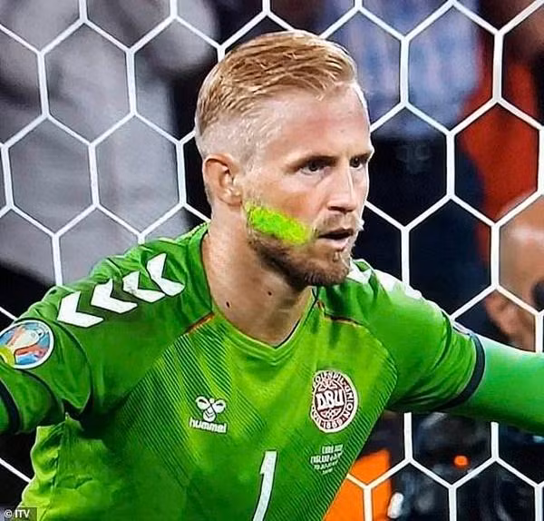 Hành động chiếu đèn vào mặt thủ môn Schmeichel bị lên án mạnh mẽ và bị gọi là "chơi bẩn". Ảnh: ITV.