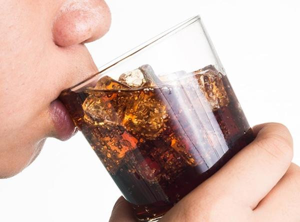 Sự cố đã xảy ra với một thanh niên sau khi anh uống hết 1,5 lít nước ngọt trong 10 phút. Ảnh minh họa: DrGalland. Sự cố đã xảy ra với một thanh niên sau khi anh uống hết 1,5 lít nước ngọt trong 10 phút. Ảnh minh họa: DrGalland.