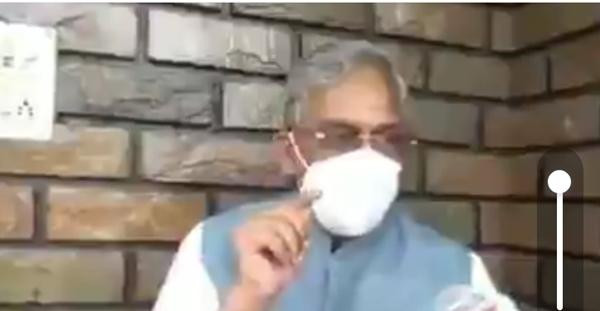 Ông Rawat trong cuộc phỏng vấn mà ông nói những lời kỳ lạ về COVID-19. Ảnh: Twitter.