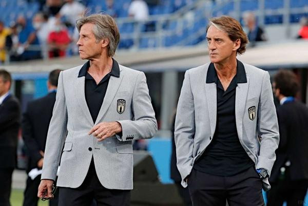 HLV Roberto Mancini (phải) còn từng viết thư ngỏ trước kỳ EURO 2020, mở đầu bằng: "Nước Ý yêu mến...". Ảnh: Football Italia. HLV Roberto Mancini (phải) còn từng viết thư ngỏ trước kỳ EURO 2020, mở đầu bằng: "Nước Ý yêu mến...". Ảnh: Football Italia.