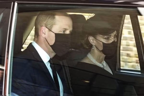 Vợ chồng William - Kate là hai trong số những người đến dự tang lễ sớm nhất. Ảnh: Beretta / Sims/ REX.