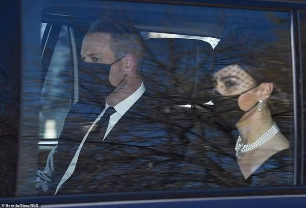 William - Kate trông khá buồn bã. Ảnh: Beretta / Sims/ REX.