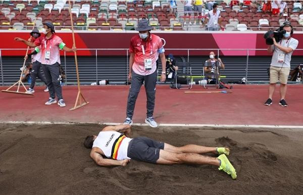 Thomas ngã sấp mặt và không thể đứng dậy. Ảnh: GMS. Thomas ngã sấp mặt và không thể đứng dậy. Ảnh: GMS.