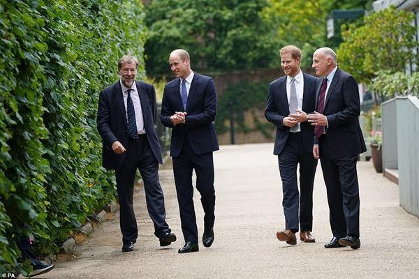 William - Harry trò chuyện với khách mời trong buổi lễ khánh thành tượng Công nương Diana. Ảnh: PA.