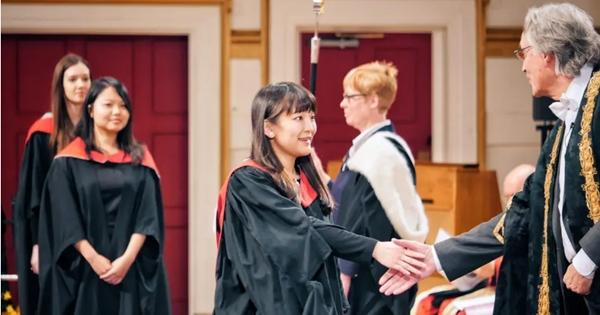 Mako quen Komuro khi học Đại học, ảnh trên là khi Mako tốt nghiệp ĐH Leicester (Anh). Ảnh: ĐH Leicester.