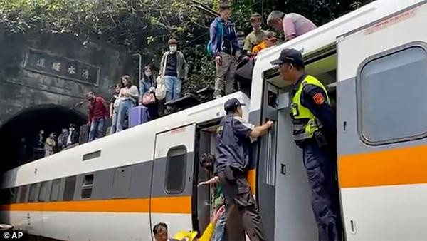Hành khách trèo lên nóc toa tàu trong tâm trạng chưa hết hoảng loạn. Ảnh: AP. Hành khách trèo lên nóc toa tàu trong tâm trạng chưa hết hoảng loạn. Ảnh: AP.
