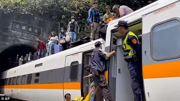 Hành khách trèo lên nóc toa tàu trong tâm trạng chưa hết hoảng loạn. Ảnh: AP. Hành khách trèo lên nóc toa tàu trong tâm trạng chưa hết hoảng loạn. Ảnh: AP.