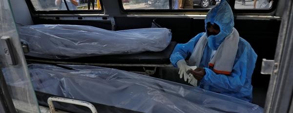 Các bệnh viện, các nhân viên y tế, các lò hỏa táng đều đang khó lòng chống chịu. Ảnh: The Washington Post.