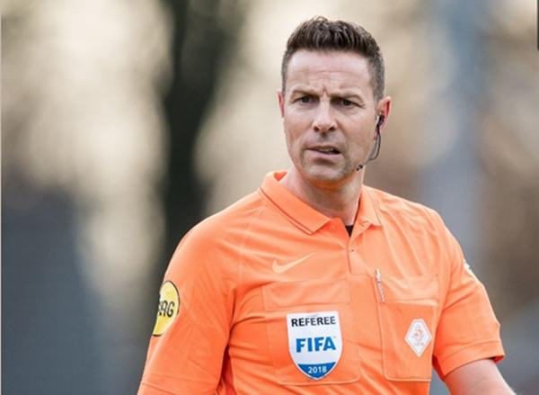 Trọng tài VAR gây nhiều tranh cãi trong trận Anh - Đan Mạch lại hỗ trợ tổ VAR trong trận chung kết Anh - Ý. Ảnh: VI Images/ Getty Images. Trọng tài VAR gây nhiều tranh cãi trong trận Anh - Đan Mạch lại hỗ trợ tổ VAR trong trận chung kết Anh - Ý. Ảnh: VI Images/ Getty Images.