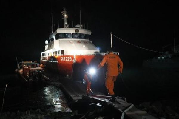 Việc tìm kiếm được tiến hành rất tích cực nhưng vẫn chưa có kết quả khả quan. Ảnh: EPA-EFE.