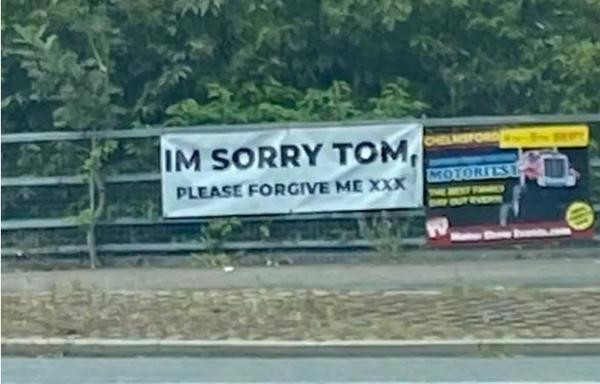 Ai đi qua cũng chụp ảnh tấm băng-rôn. Ảnh: News18. Ai đi qua cũng chụp ảnh tấm băng-rôn. Ảnh: News18.