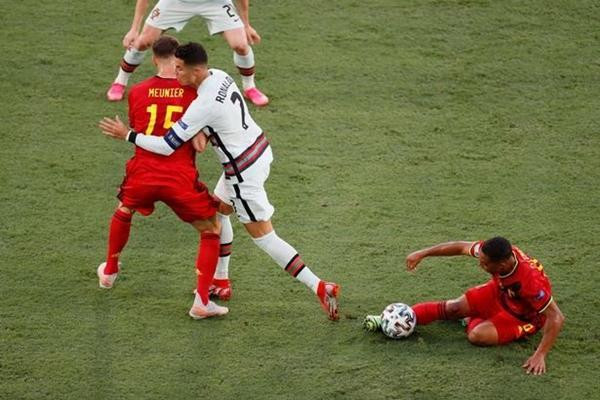 Nhiều người xem cho rằng không ai động chạm gì vào mặt Ronaldo cả. Ảnh: Daily Star.