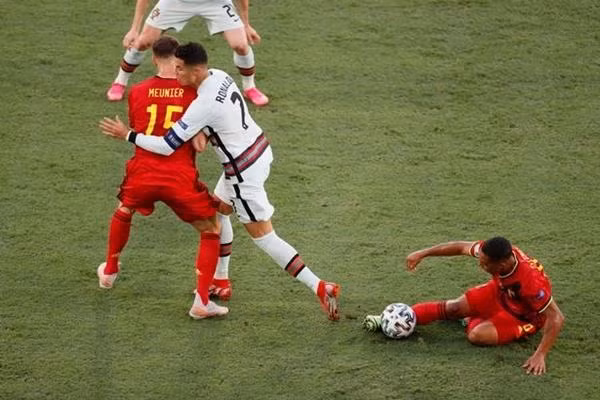 Nhiều người xem cho rằng không ai động chạm gì vào mặt Ronaldo cả. Ảnh: Daily Star. Nhiều người xem cho rằng không ai động chạm gì vào mặt Ronaldo cả. Ảnh: Daily Star.