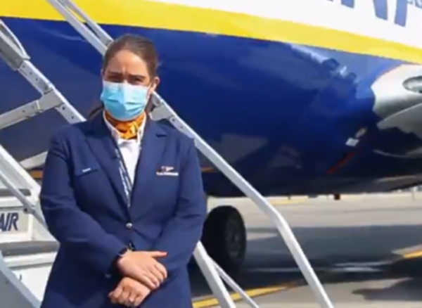 Nhân viên của Ryanair gần như không giúp gì 2 hành khách bị nhầm điểm đến. Ảnh minh họa: Twitter. Nhân viên của Ryanair gần như không giúp gì 2 hành khách bị nhầm điểm đến. Ảnh minh họa: Twitter.