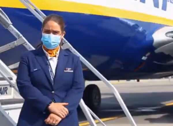 Nhân viên của Ryanair gần như không giúp gì 2 hành khách bị nhầm điểm đến. Ảnh minh họa: Twitter.