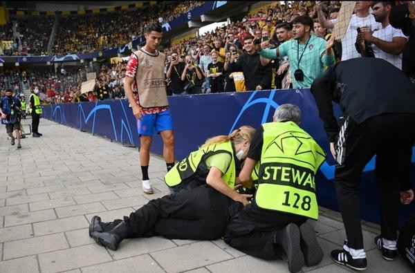 Ronaldo lại gần xem nhân viên bị mình chẳng may sút trúng có làm sao không. Ảnh: Getty. Ronaldo lại gần xem nhân viên bị mình chẳng may sút trúng có làm sao không. Ảnh: Getty.