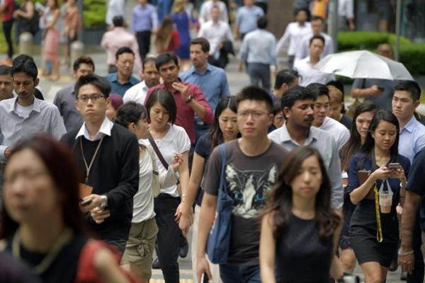 Ngày càng nhiều người Singapore ở mọi lứa tuổi, nhất là nữ giới, thích sống độc thân và họ thích đi ăn, đi xem phim một mình. Ảnh: KUA CHEE SIONG.