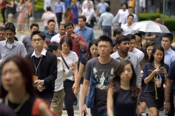 Ngày càng nhiều người Singapore ở mọi lứa tuổi, nhất là nữ giới, thích sống độc thân và họ thích đi ăn, đi xem phim một mình. Ảnh: KUA CHEE SIONG.
