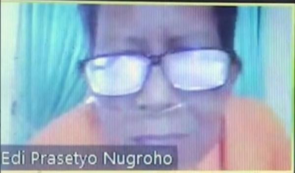 Khi thầy vô tình bật camera thì học trò mới phát hiện ra rằng thầy giảng bài trong khi đang phải thở oxy. Ảnh: @Ecce**. Khi thầy vô tình bật camera thì học trò mới phát hiện ra rằng thầy giảng bài trong khi đang phải thở oxy. Ảnh: @Ecce**.