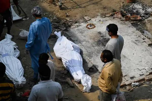 Nhiều gia đình phải chờ rất lâu mới đến lượt người nhà mình được hỏa táng. Ảnh: AFP.